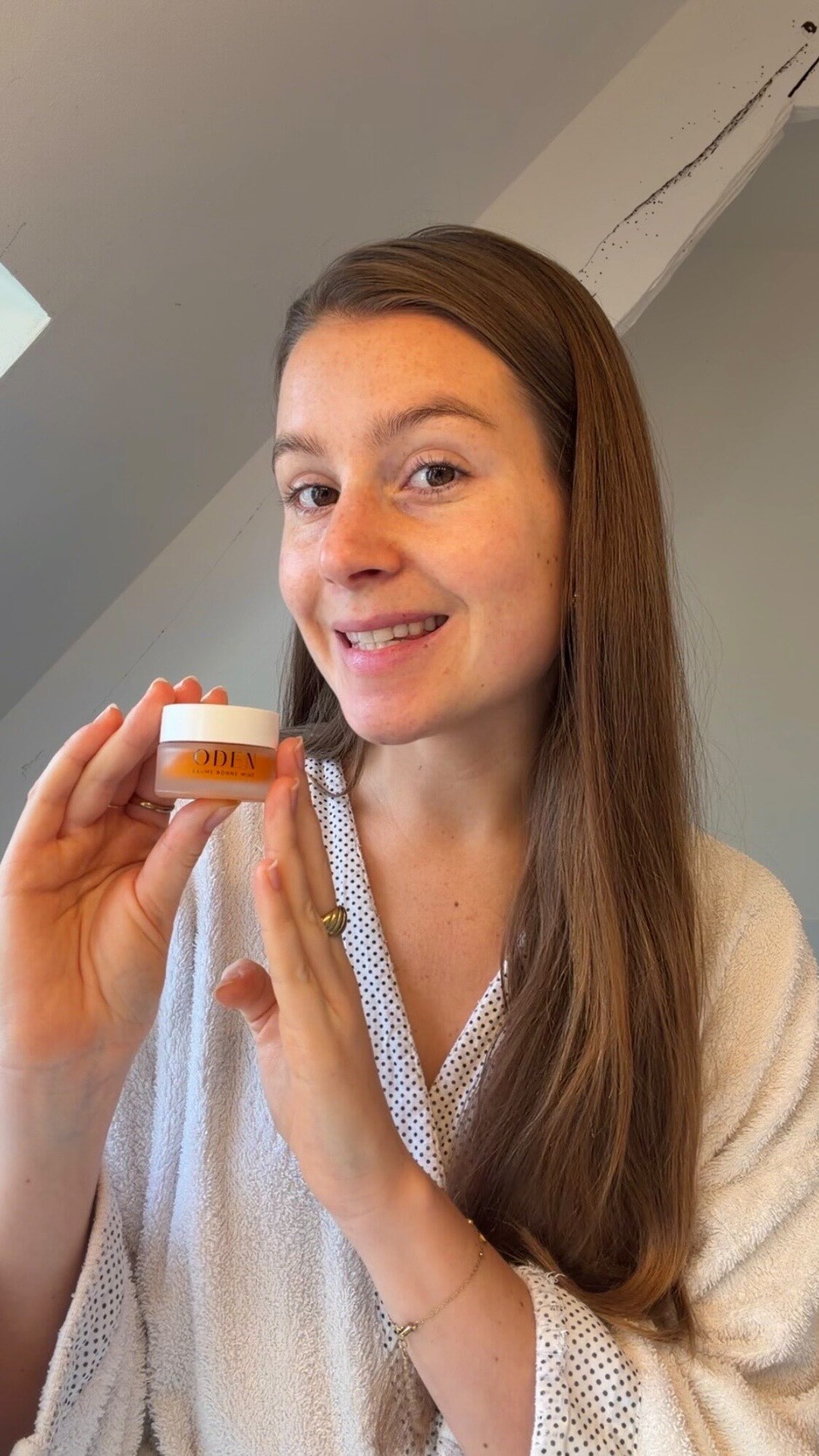 J’ai choisi ODEN pour ma routine bonne mine de l’hiver ❄️🧡

Quand le froid s’installe, j’ai envie de gestes simples et de soins qui font vraiment du bien à ma peau, et surtout que j’ai plaisir à utiliser au quotidien.

J’utilise le Trio Éclat d’Hiver, trois essentiels qui agissent ensemble pour raviver l’éclat de la peau, jour après jour :

• Le Sérum Éclat, pour réveiller la peau et unifier le teint
• L’Huile Vitaminée, pour redonner éclat et tonicité aux peaux ternes et dévitalisées
• Le Concentré d’Églantier, qui prévient le vieillissement cutané tout en tonifiant la peau

Et en ce moment, pour l’achat d’un Trio Éclat, le Baume Bonne Mine est offert* en format mini pour compléter la routine. Il apporte cette touche de glow naturel que j’aime tant au quotidien ✨

En plus, ce sont des soins sains, issus de plantes 100% françaises, que j’intègre dans ma routine pour aider ma peau à traverser l’hiver, naturellement et en douceur 🌿

*offre valable jusqu’à épuisement des stocks