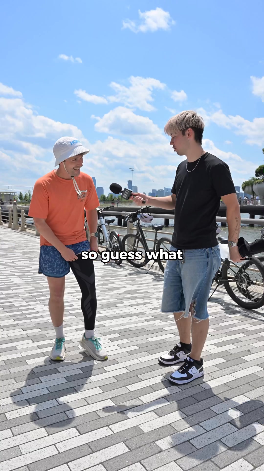 Relieves and protects knees