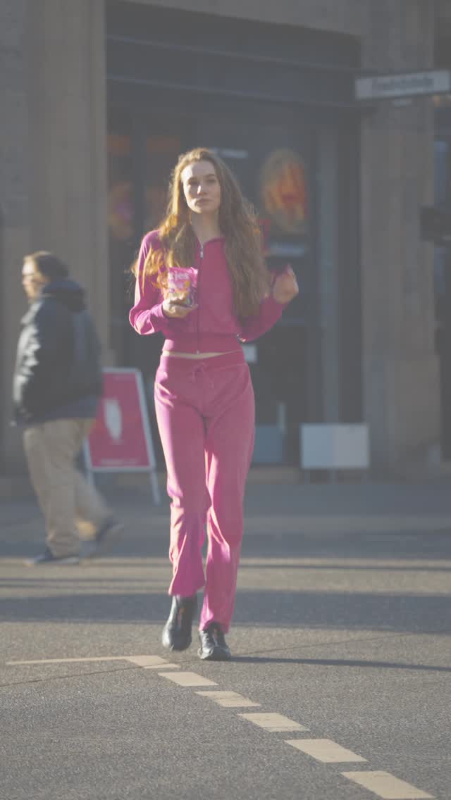 Katjes spotted im Alltag: die neue pinke It-Bag jetzt überall erhältlich. 👜

#borntobeveggie #pink #katjes