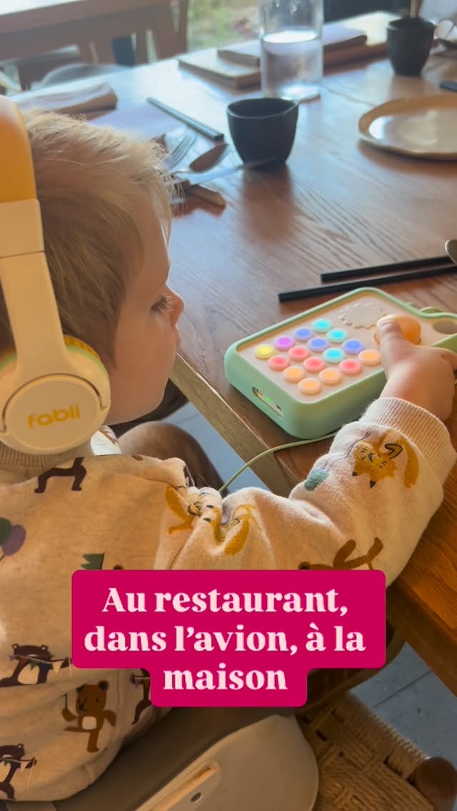 Fabli accompagne les enfants dans tous leurs moments :
Au restaurant, en voyage ou lors des instants plus calmes à la maison, elle devient le compagnon idéal pour jouer, s’évader et s’amuser pendant des heures 💛