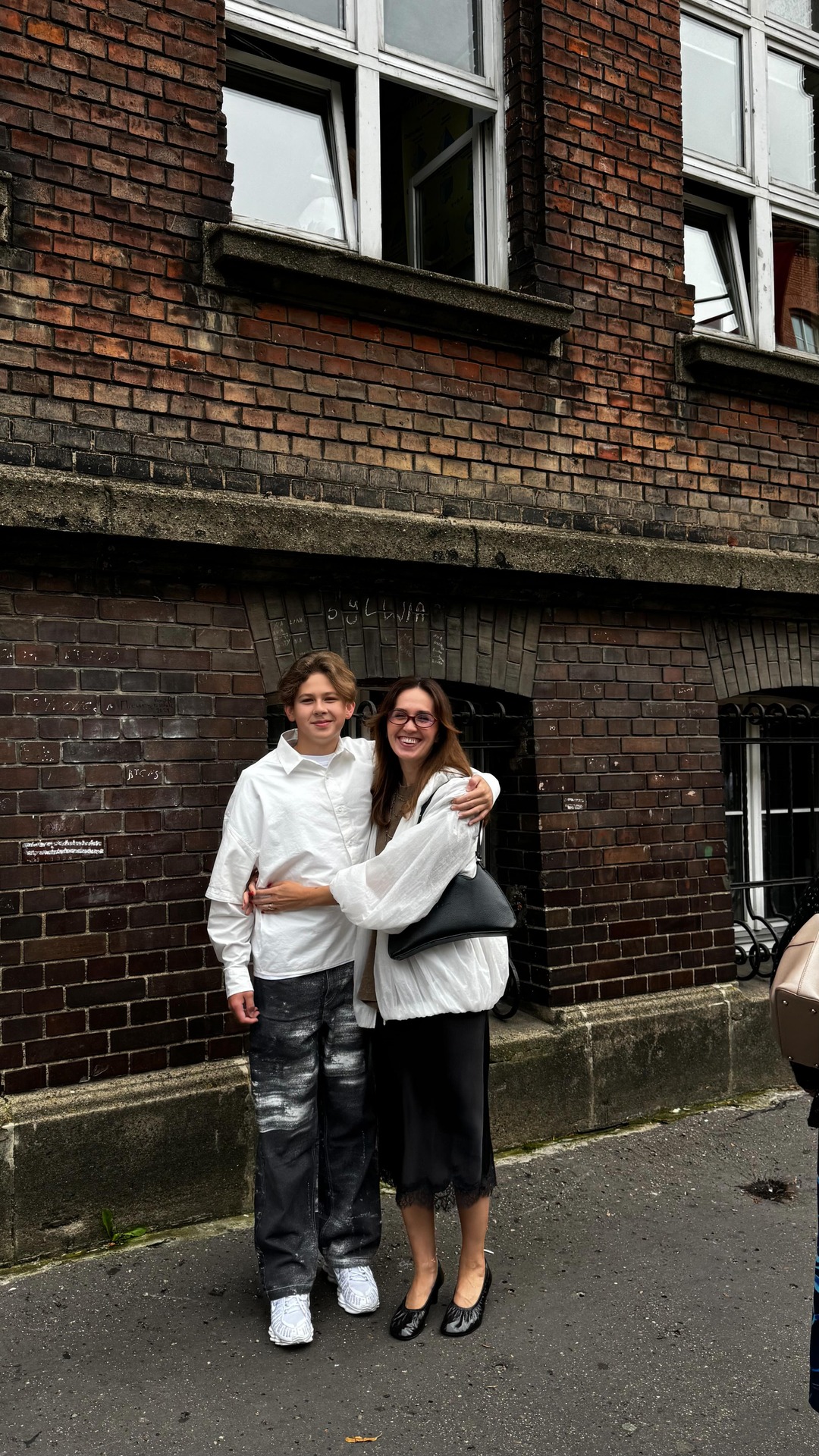 I want you to hear me out 🤓 Standing desk is not only great design decision but also a possibility to work better and concentrate, and it is essential for you teenagers 😍 @desktronic one is amazing and you have the possibility to get it with my discount code iamzaiceva -25EUR

#standingdesk #desktronic