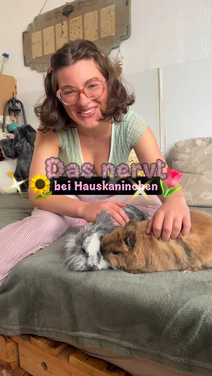 Werbung | „SVENJA“ 👉 gibt euch grade einen großen Rabatt auf den Levoit Lvac 300. Link in Bio.

Das ist ein Akku-Staubsauger mit 
🌸Hepa-Filter, 
🌸Anti-Verwicklungsbürste, 
🌸 mehreren Aufsätzen, 
🌸 Wandhalterung mit Ladefunktion
👉 selbst stehend

⏳60min Akku-Laufzeit
Etc. 
Ich hab ihn euch in der Bio verlinkt, auch unser Luftreiniger ist von da. 
Ich bin total happy damit. Der Sauger kriegt alles
was in der Tierhaltung anfällt perfekt weg und ist echt ne riesige Hilfe mit Kaninchen. 
-
#kaninchenaufinstagram #levoitlvac300 #resetwithlevoit #luftreiniger