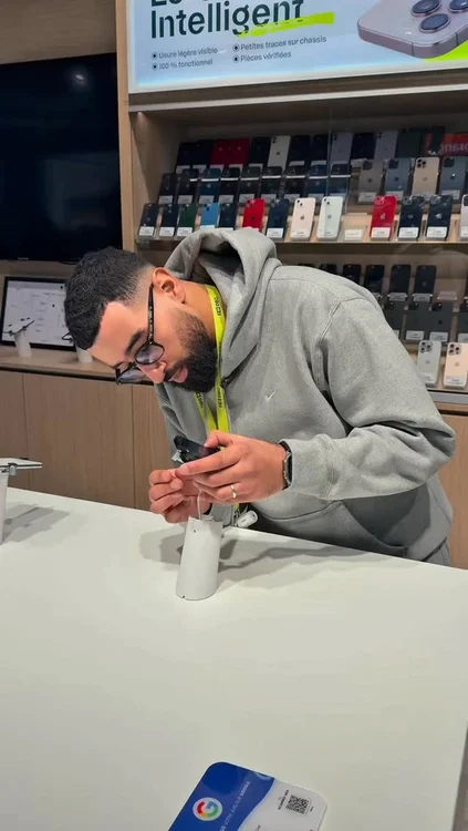 Il se fait voler son iPhone par un singe… et finit gagnant 🐒📱

Vacances à Phuket ✈️
Un singe 🐒
Un iPhone volé 😭

De retour en France, budget 600€, il vise un iPhone 15
👉 Surprise : iPhone 15 Pro à 580€

Parfois, une galère devient un upgrade CHEZ DBC 
📍 Bordeaux · Paris · Lille · Marseille · Toulouse
#pourtoi #dbc #iphone #telephone #iphone15pro
