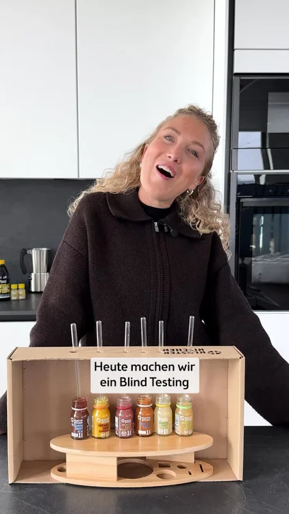 Wir haben unsere Office Peeps gefragt: Wie schmecken die unterschiedliche Geschmackssorten der Kloster Kitchen Shots wirklich? Ob ganz klassisch, fruchtige Ananas oder Acai – finde selbst heraus, welcher Shot dein neuer Favorit wird. Echte Ingwerstückchen inklusive!