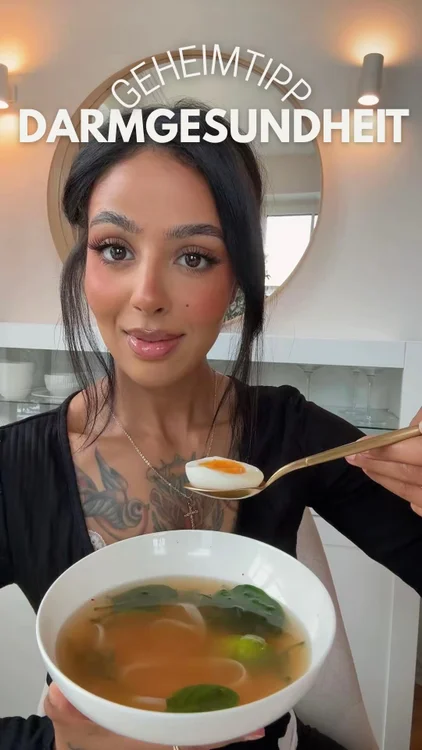 Anzeige| Flüssiges Gold aus der Traditionellen Chinesischen Medizin ✨🥣
In der Traditionelle Chinesische Medizin gilt Knochenbrühe als stärkend und aufbauend. Sie wird traditionell eingesetzt um:
 • das Qi (Lebensenergie) zu stärken
 • das Blut aufzubauen
 • die Nieren-Essenz (Jing) zu nähren
 • den Körper nach Krankheit oder Geburt zu kräftigen

#chinesischemedizin #knochenbrühe #darmgesundheit #kollagen