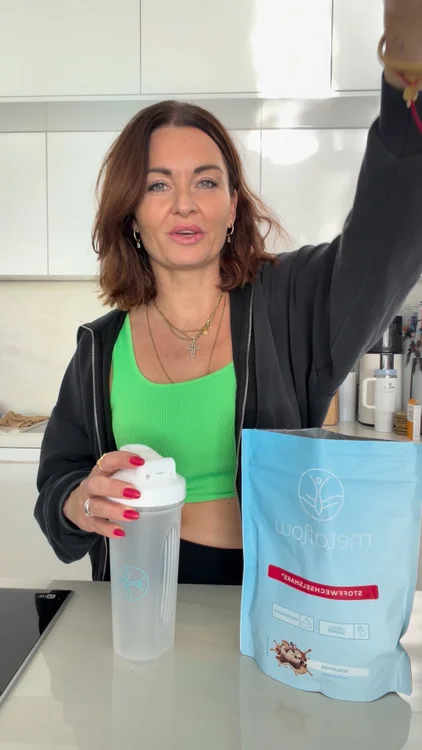 Frühling bedeutet: kürzere Kleider, leichte Stoffe und gerade jetzt möchte man sich einfach wieder wohler fühlen in der eigenen Haut. 🌸

Meine Empfehlung:

Ich bin über die köstlichen Shakes von MetaFlow gestolpert..

Das Tolle: 
Die Shakes lassen sich super in meinen Alltag und meine Ernährung integrieren anstatt mir alles zu verbieten.

Mit MetaFlow ersetze ich einfach einige Mahlzeiten durch cremige Shakes² 
Dank der großen Auswahl von über 19 Sorten, von Erdbeere bis Pfirsich Maracuja, wird es nie langweilig oder eintönig. 🍓

Aber es wird noch besser, denn…
… indem man die cremig-leichten Shakes genießt spart man automatisch Kalorien UND…
… braucht kein lästiges Kalorienzählen.

Das Beste:
Die Lieblingsspeisen bleiben auf dem Speiseplan.
Wirklich.

Das Konzept ist so simpel: 
Ich trinke einfach 2 Shakes am Tag und esse die 3. Mahlzeit ganz normal. 

Es gibt sogar Tage, wo ich den ganzen Tag esse, was mein Herz begehrt. 😋

So leicht wie ein Frühlingstag. Kein Chaos, kein Stress, keine komplizierten Regeln. 🌸

Und für den Start gibt's gerade das Starter-Set mit 44 % Rabatt ✨ – da ist wirklich alles drin:

🥛 4x MetaFlow-Stoffwechsel-Shake¹ (wähle deine Lieblingssorten!) 
➕ Leckerer Genuss-Riegel (GRATIS) 
➕ MetaFlow-Shaker (GRATIS) 
➕ MetaFlow Messlöffel (GRATIS) 
➕ MetaFlow-Rezeptbuch mit 75 leckeren Rezepten (GRATIS) 
➕ Ernährungsplan mit Wochenübersicht (GRATIS)

Fast 1 Million MetaFlower haben damit schon ihr Wohlfühl-Ich gefunden. 🩵

Du auch? 👉 Jetzt hier sichern: https://mf.jetzt/metaflow-starter-set

¹ Riboflavin und Vitamin B12 tragen zu einem normalen Energiestoffwechsel bei. 
² Das Ersetzen von zwei der täglichen Mahlzeiten im Rahmen einer kalorienarmen Ernährung durch einen solchen Mahlzeitenersatz trägt zur Gewichtsabnahme bei.