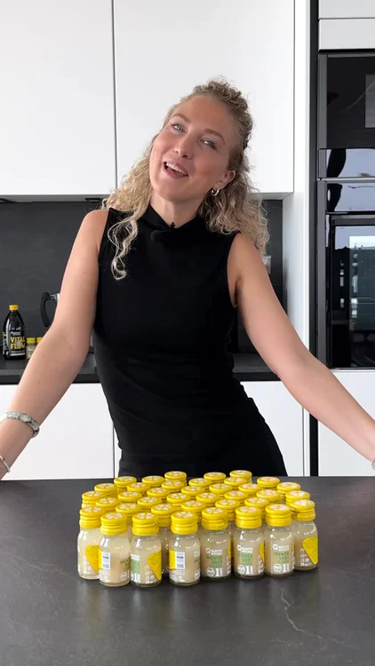 Wir haben unsere Office Peeps gefragt: Wie schmecken die Kloster Kitchen Shots wirklich? Das Ergebnis: Kurzes Gesicht-Verziehen, aber eigentlich nice! ⚡️ Ob ganz klassisch, fruchtige Ananas oder Acai – finde selbst heraus, welcher Shot dein neuer Favorit wird. Echte Ingwerstückchen inklusive!