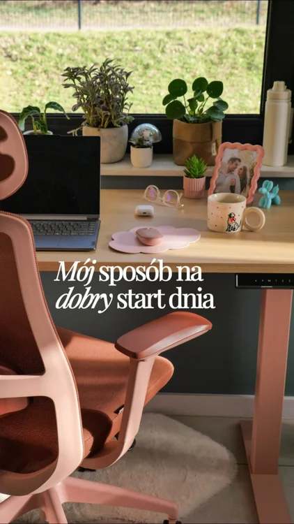 Mój sposób na dobry start dnia? 🤔
Zakładam słuchawki, puszczam muzykę, podnoszę biurko i od razu zaczynam dzień z zupełnie inną energią ✨ Kiedy mogę zmienić pozycję, trochę się poruszać nawet poniedziałkowy poranek wchodzi dużo lżej 🙏🏼
Mój zestaw jest z firmy Desktronic i naprawdę robi ogromną różnicę w codziennej pracy. Odkąd z niego korzystam, moja praca zdalna jest nieporównywalnie lepsza. Mogę nawet powiedzieć, że nigdy wcześniej, w żadnym biurze i przy żadnym biurku, nie miałam tak komfortowych warunków pracy jak teraz.
Jeśli też lubicie takie małe zmiany, które realnie poprawiają komfort dnia, to mam dla Was kod. Z hasłem TRIPIARZE macie 100 zł zniżki na ich produkty. A do 24 marca trwa Birthday Sale, więc zniżka łączy się z aktualnymi promocjami.
Dajcie znać w komentarzach - team praca siedząc czy praca na stojąco? A może team mieszany? 😁 ja zdecydowanie mieszany choć miałam kolegę w jednej z prac, który potrafił tak przestać cały dzień 👏🏼👩🏼‍💻
.
#desktronic #homeoffice #pracazdalna #poniedziałek