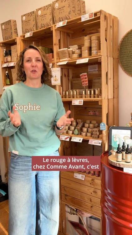 💄 Sophie, co-fondatrice de Comme Avant, vous présente nos rouges à lèvres, pensés comme tous nos produits :

👉 avec des ingrédients simples
👉 une transparence totale
👉 et un profond respect de votre peau et de l’environnement

Pourquoi ils sont différents ?
🌱 Formule courte et 100% d’origine naturelle
🔍 Transparence totale : aucun ingrédient dangereux ou controversé
💧 À l’huile de ricin bio, pour nourrir et protéger les lèvres
🎨 Couleur modulable, du plus naturel au plus intense
🌍 Fabriqués en France, Vegan et certifiés bio

À retrouver en boutique ou sur notre site internet https://www.comme-avant.bio/pages/rouges-a-levres-naturel-a-lhuile-de-ricin