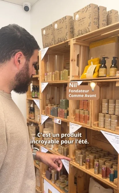 ☀️ Nil vous fait découvrir notre crème solaire solide minérale, certifiée bio et 100% d’origine naturelle !

Dans cette vidéo, il vous explique pourquoi nous avons créé une crème solaire solide sans filtres chimiques ou organiques, ni substances controversées.

Il vous parle de :
🌱 La composition minimaliste de la crème
⛱️ Le choix de l’oxyde de zinc comme filtre UV 
💪🏼 Les avantages du format solide 
☀️ La protection efficace SPF30 et SPF50 contre les UVA et UVB
🌍 Son respect de la peau et de l’environnement

🫶 Idéale pour toute la famille, y compris les enfants et les femmes enceintes, cette crème solaire est faite à la main dans notre atelier près de Marseille.

➡️ Disponible en boutique ou sur notre site : https://www.comme-avant.bio/pages/creme-solaire-minerale-solide-a-lhuile-de-karanja