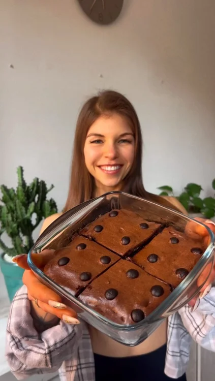 Brownie 2 ingredienti 🍫
❌senza farina senza lattosio 
⏱️in 10 minuti 

Facilissimo da realizzare anche grazie alle nuove teglie formato air fryer di @pyrex.italia 
Con quelle potete stare tranquilli…Senza fare disastri come è successo a me😂

Ti servirà⤵️
3 uova
150g cioccolato 

Frulla insieme tutti gli ingredienti, versa il composto nella teglia, decora con gocce di cioccolato e cuoci in friggitrice a 190 gradi per 10 minuti.

Provalo e facci sapere!✨

#adv
 #brownie #chocolate #dessert #airfryer #fudgybrownies #ricettesane #ricetteveloci #ricettefacili #dolci #dolcifit #senzafarina