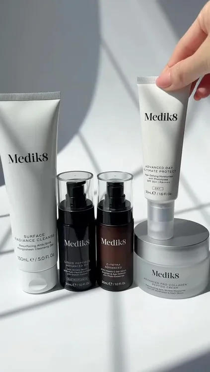 Tu rutina diaria marca la diferencia. ✨
Piel más firme, luminosa y visiblemente más joven. 
 
¿Qué producto de Medik8 no puede faltar en tu rutina?👇🏻